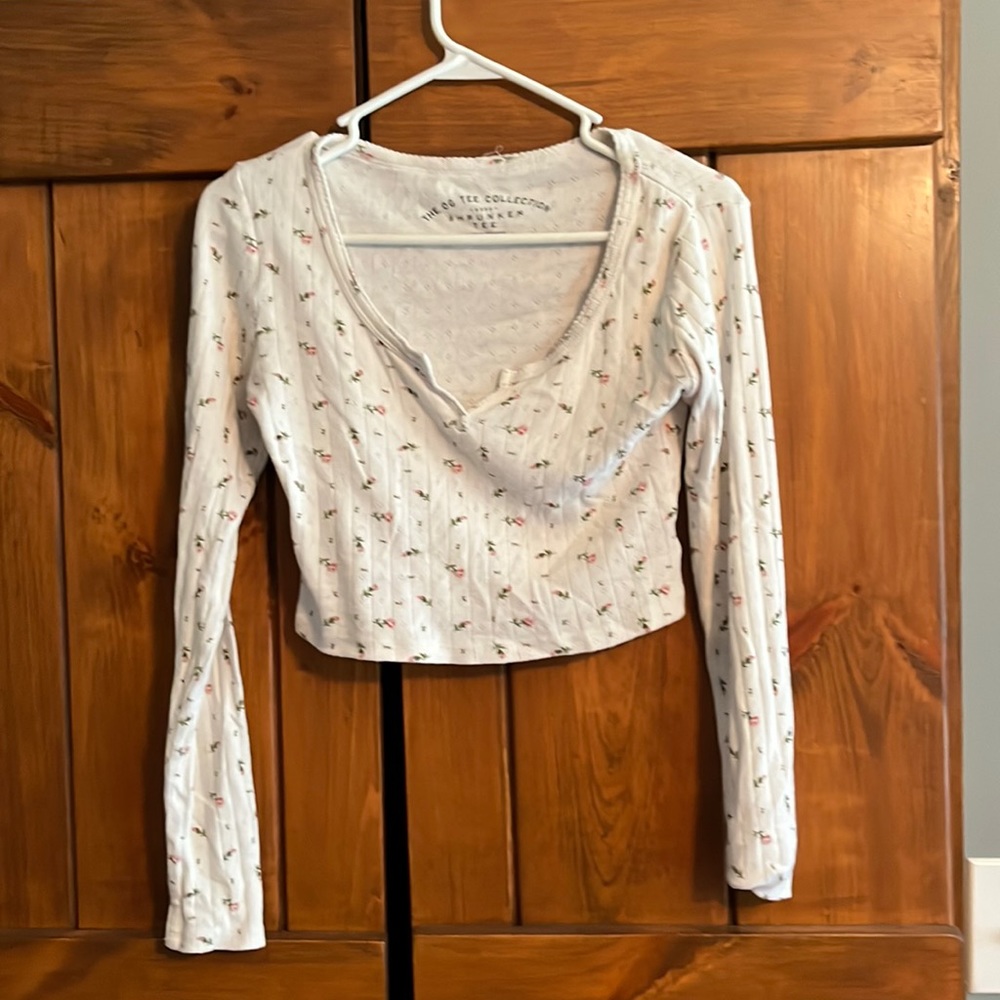 Aeropostale long sleeve crop. Floral. Size M